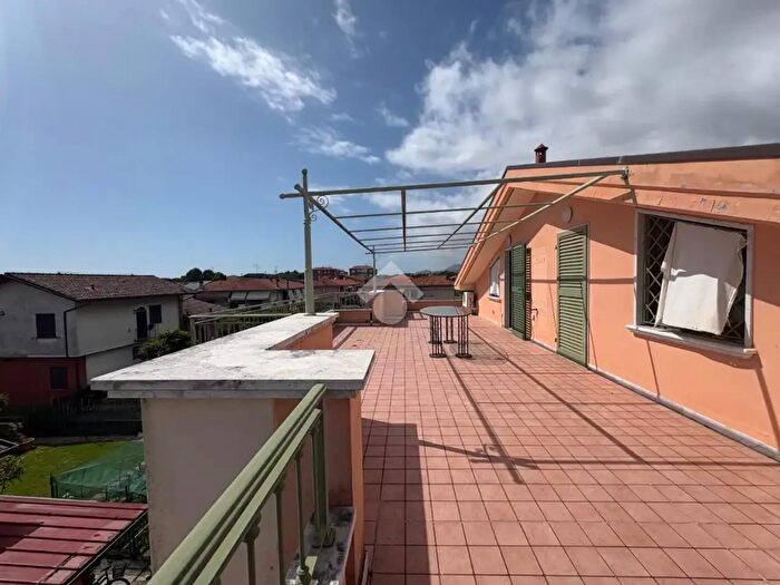 Appartamento con 5 locali in vendita in Via dei Gragnan, Massa