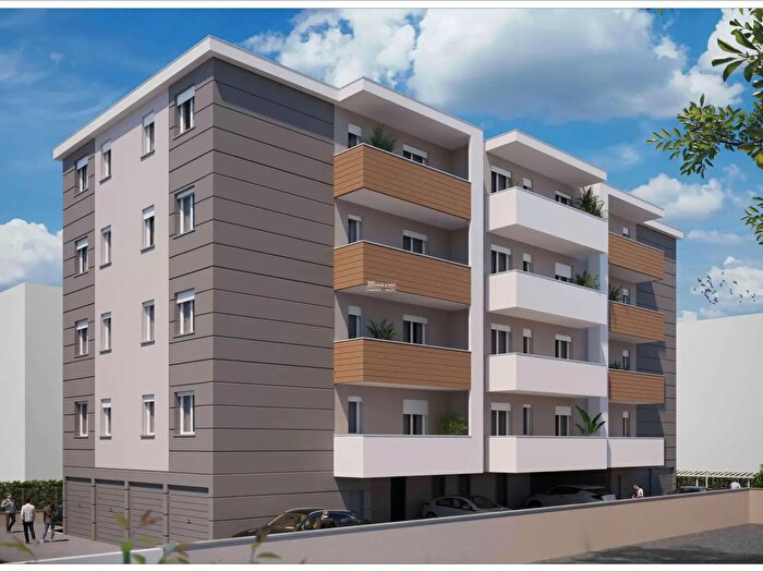Appartamento trilocale in vendita in Via Carbonieri, Modena