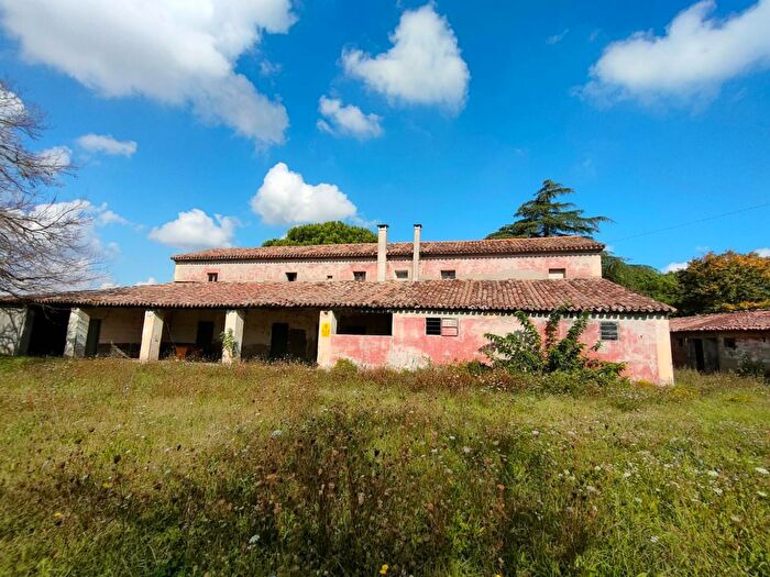 Casa con 10 locali in vendita in Via del Confine, Cesena