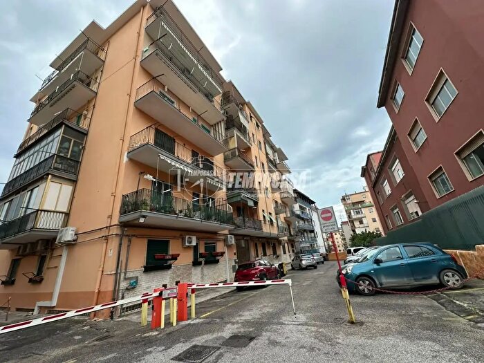 Appartamento quadrilocale in vendita in Via Diomede Carafa, Napoli