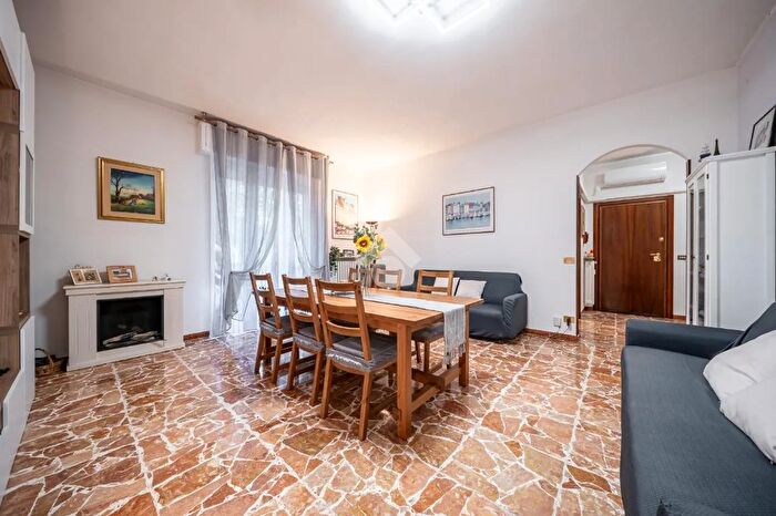 Appartamento trilocale in vendita in Piazza Zara, Reggio Emilia