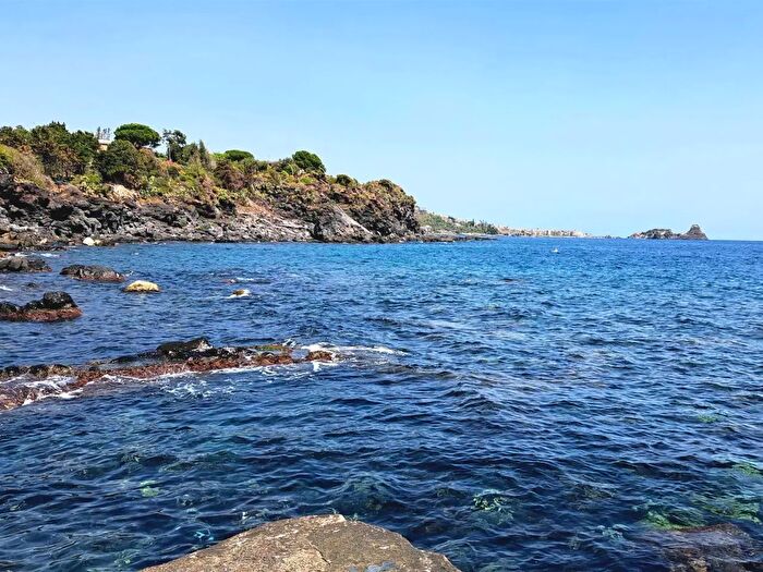 Appartamento quadrilocale in affitto in Via Giacinta Pezzana, Aci Castello