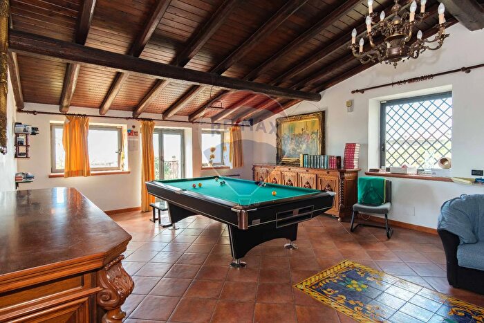 Casa con 6 locali in vendita in Via Sciarella, Pedara