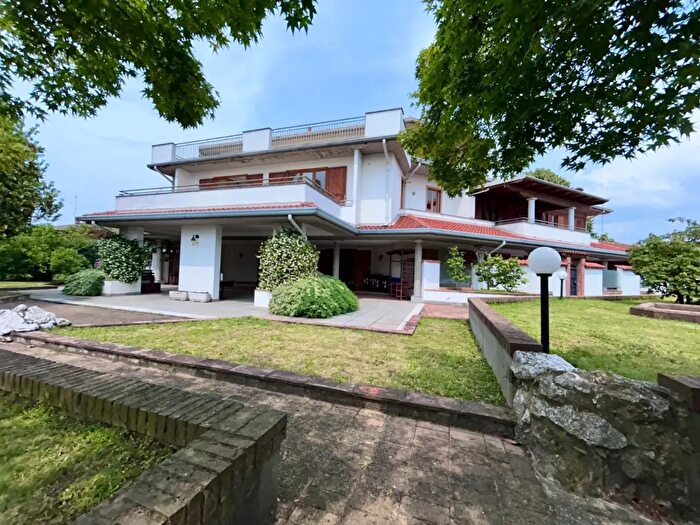 Appartamento con 5 locali in vendita in De Gasperi, Dorno