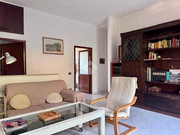 Appartamento quadrilocale in affitto in Viale Regina Margherita, Centro, Caprarola