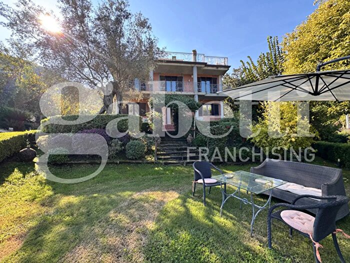 Casa con 7 locali in vendita in Via Giovi Altimari, Salerno