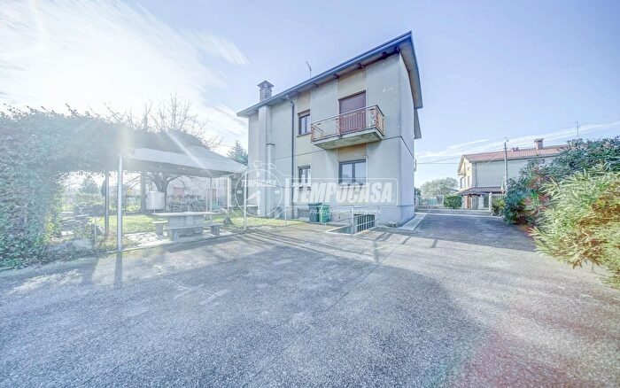 Casa quadrilocale in vendita in Via Bordighera, Cairate