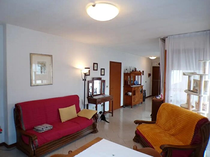 Appartamento con 5 locali in vendita in Cascina