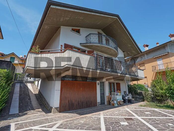 Casa quadrilocale in vendita in Via Tasso, Villa D'Alme'