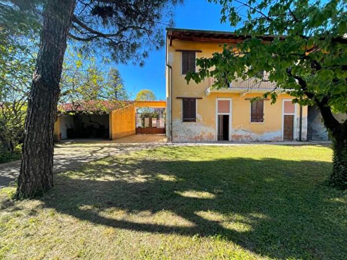 Casa quadrilocale in vendita in Via Settemb, Arconate