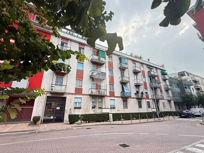 Appartamento bilocale in vendita in Via Serio, Rozzano
