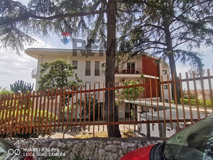 Appartamento con 6 locali in affitto in Via Luigi Einaudi, SantAgata li Battiati