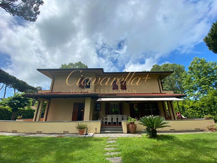 Casa con 6 locali in vendita in Forte Dei Marmi