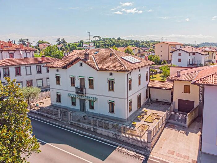 Casa con 9 locali in vendita in Via Divisione Julia, Buttrio