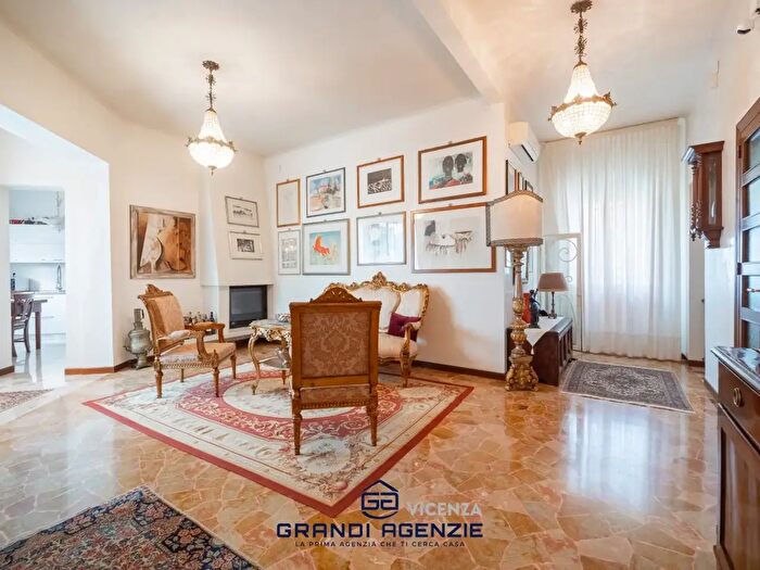 Appartamento con 5 locali in vendita in Contrà Mure San Michele, Vicenza