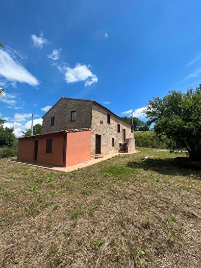 Casa con 10 locali in affitto in Via Madonnina di Loreto Snc, Monteleone Di Fermo