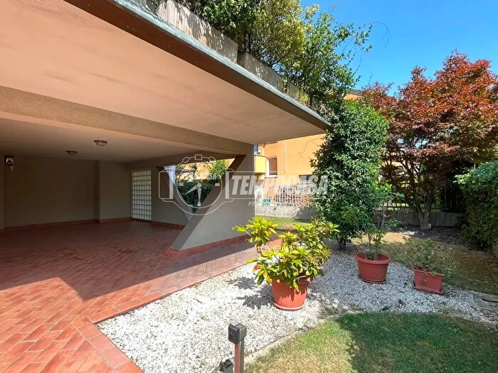 Casa quadrilocale in vendita in Via Lelio Basso, Paderno Dugnano