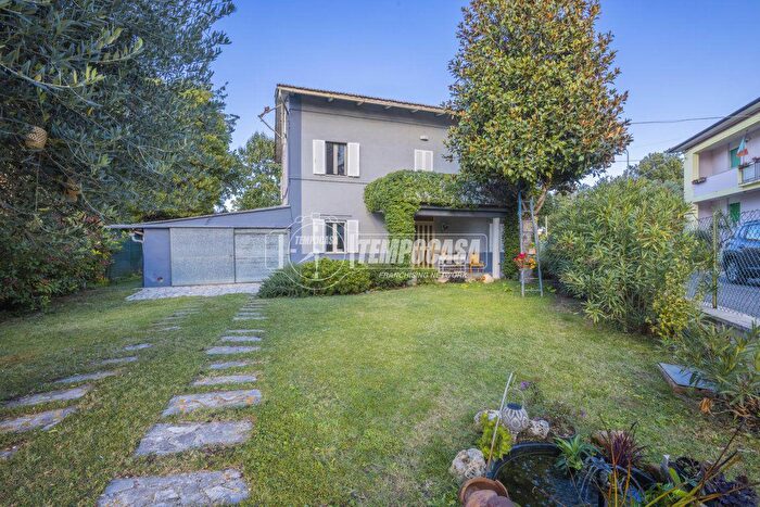 Casa con 6 locali in vendita in Urbisaglia