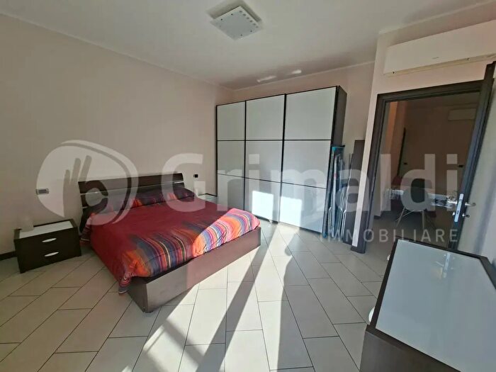 Appartamento trilocale in affitto in Via Savona, Milano