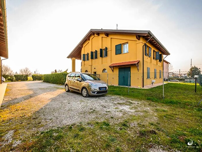 Appartamento trilocale in vendita in Via del Canale, Medicina