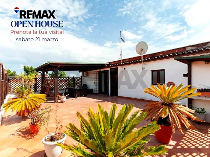 Appartamento quadrilocale in vendita in Via Serravalle di Chienti, Roma