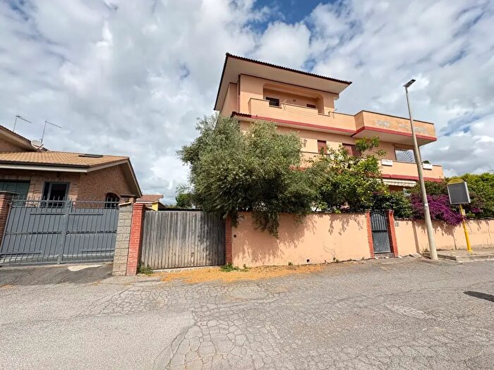 Appartamento bilocale in vendita in Via Buscate, Roma