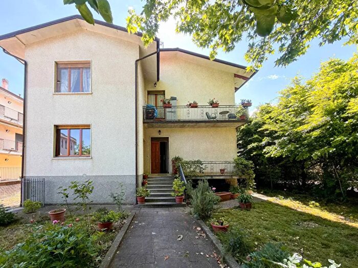 Casa con 7 locali in vendita in Via Italia, Calestano