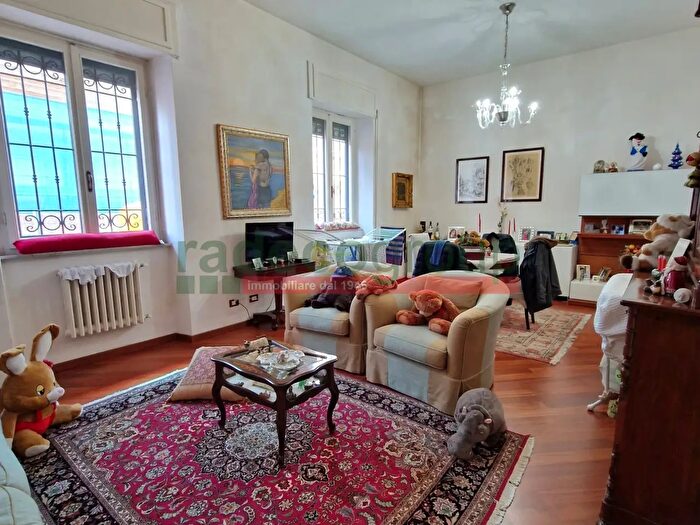 Appartamento con 5 locali in vendita in Via delle Grazie, Livorno