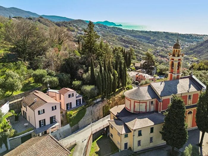 Casa con 9 locali in vendita in Via San Rufino, Leivi