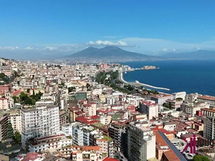 Appartamento con 6 locali in vendita in Via Privata Comola Ricci, Napoli