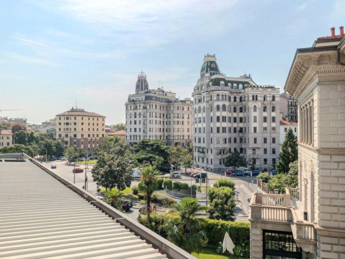 Appartamento con 5 locali in affitto in Via Privata Asti, Frua, Milano
