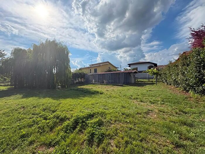 Casa trilocale in vendita in Via Pascoli, Bernate Ticino