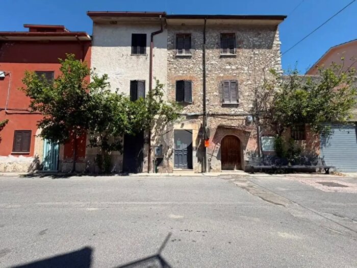 Casa quadrilocale in vendita in Viale Roma, Fara In Sabina