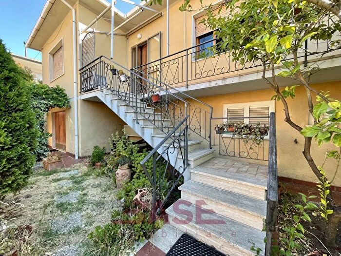 Casa con 10 locali in vendita in Via Monte Cristallo, Cecina