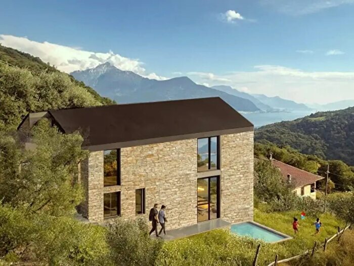 Casa quadrilocale in vendita in Località Traversa, Gravedona ed Uniti