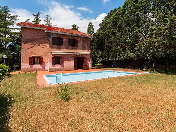 Casa con 10 locali in vendita in Via Orosio, Mascalucia