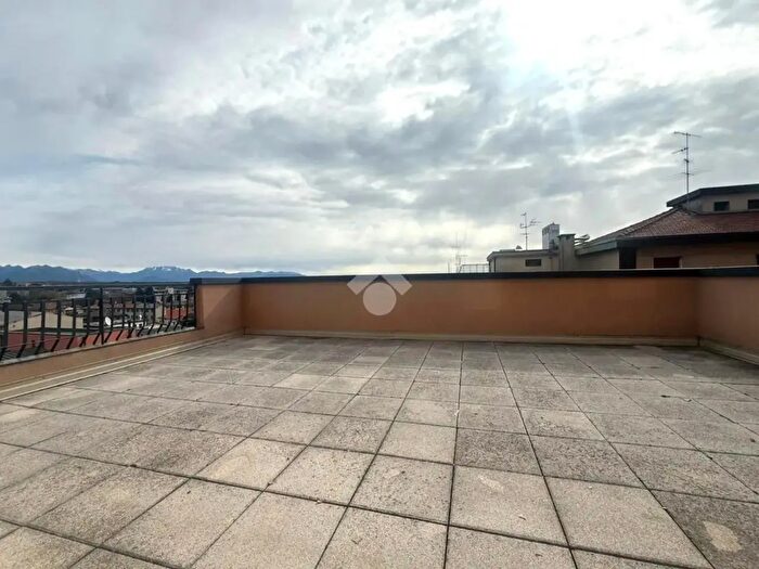 Appartamento trilocale in affitto in Via al Monte, Cantu