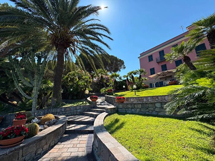 Casa con 10 locali in vendita in Via Charles Garnier Bordighera, Bordighera