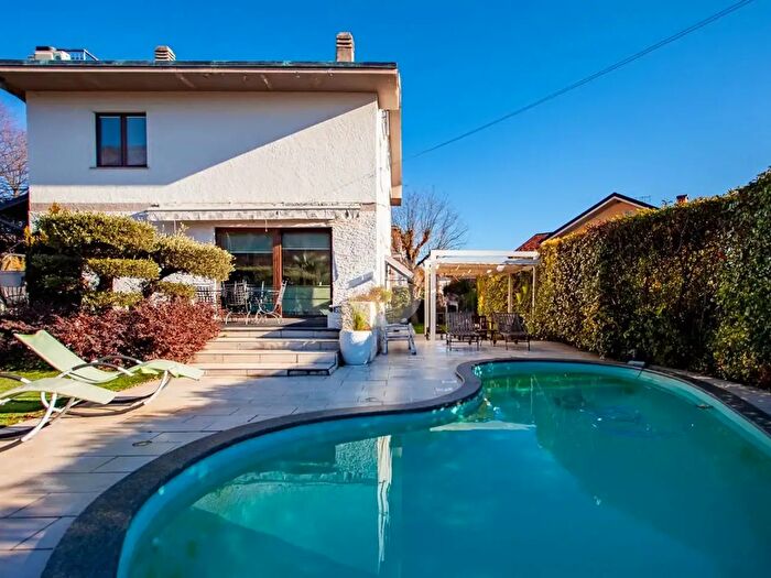 Casa con 10 locali in vendita in Indipendente Strada Contessa, Caselette