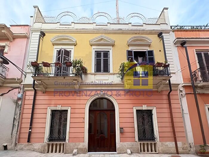 Casa con 10 locali in vendita in Via a Manzoni, Brindisi