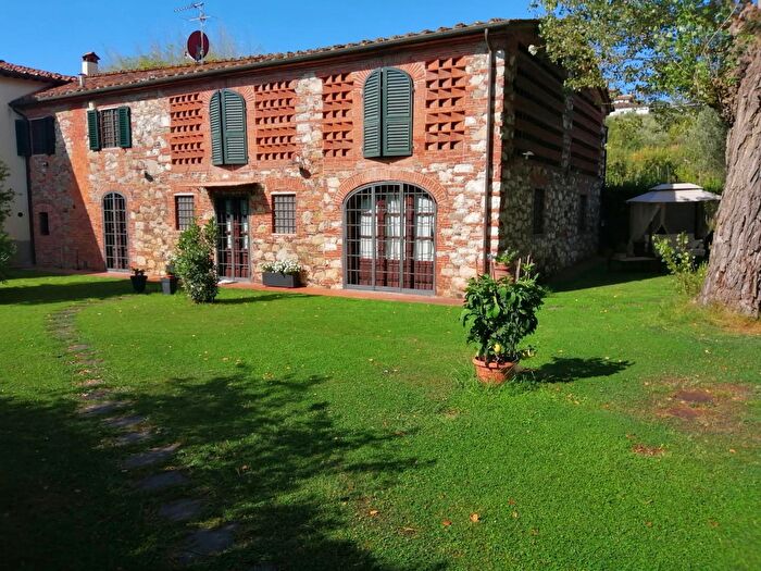 Casa con 6 locali in vendita in Lucca