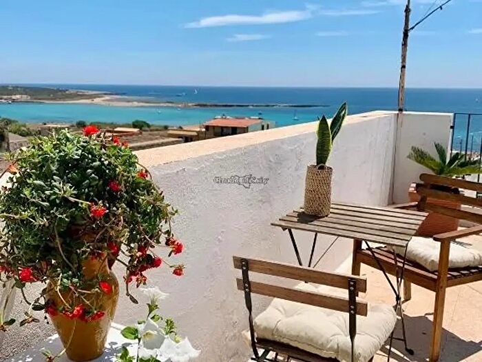 Casa con 6 locali in vendita in Portopalo Di Capo Passero