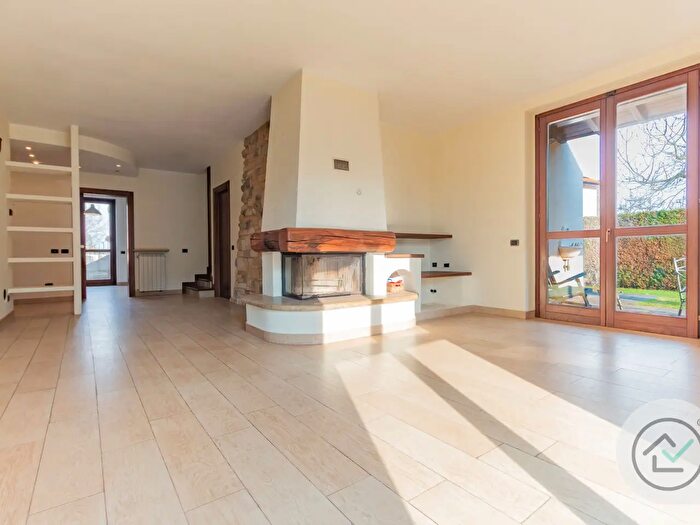 Casa quadrilocale in vendita in Via Turati, Daverio