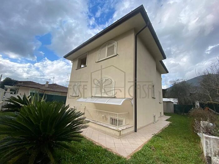 Casa con 7 locali in vendita in Camaiore