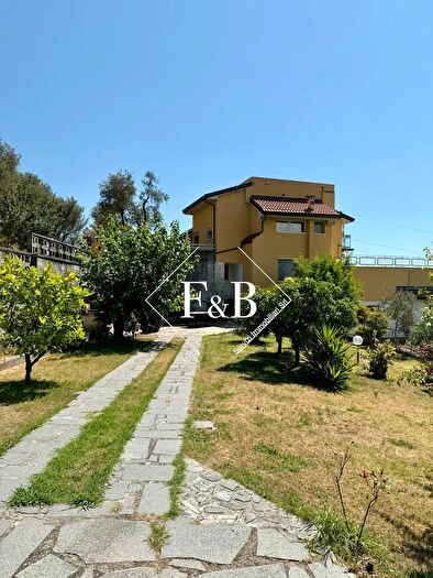 Appartamento con 10 locali in vendita in Via per Nicola, Luni