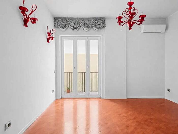 Appartamento trilocale in vendita in Piazzetta Eritrea, Napoli