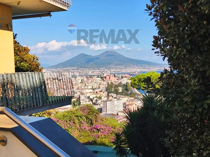 Appartamento con 5 locali in affitto in Napoli
