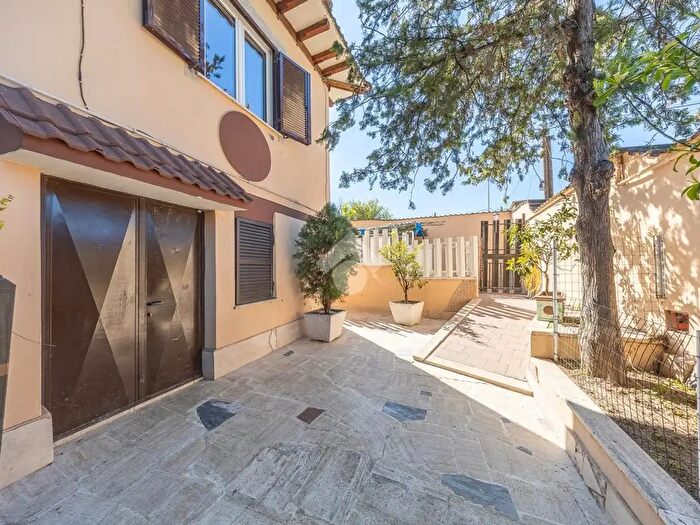 Appartamento quadrilocale in vendita in Via Sellia, Roma