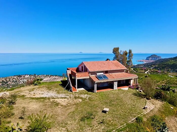 Casa con 8 locali in vendita in Via della Cisterna, Cefalu'