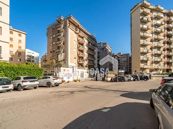 Appartamento con 5 locali in vendita in Viale delle Alpi d, Palermo